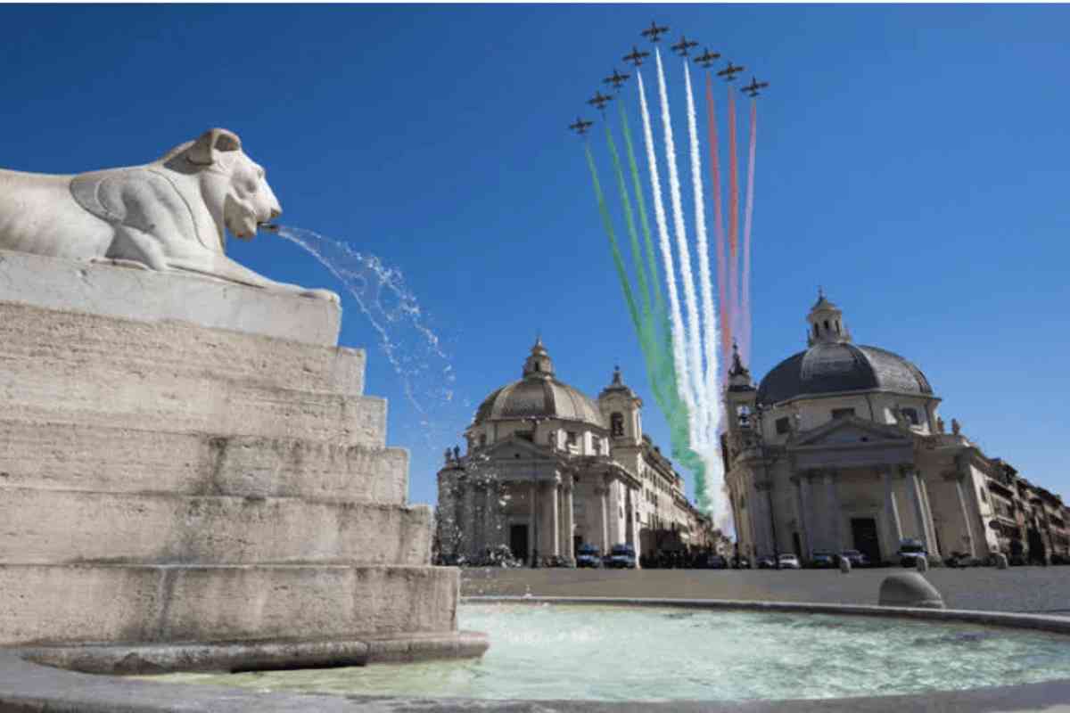 Frecce tricolori passano sopra piazza del Popolo a Roma