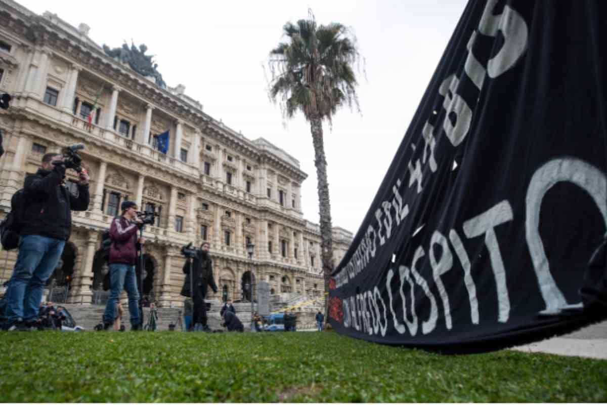 Striscione degli anarchici sotto la Cassazione