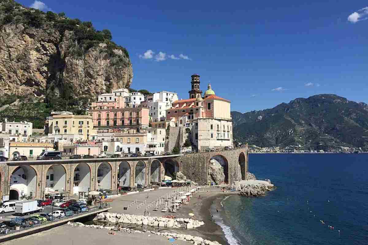 È il paese più piccolo d’Italia per estensione, bellissimo centro da visitare: angolo di paradiso