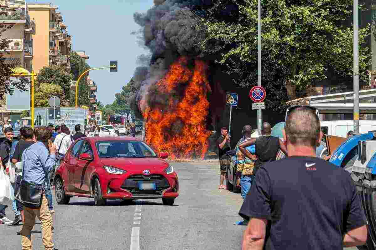 Autobus in fiamme a Tor Sapienza