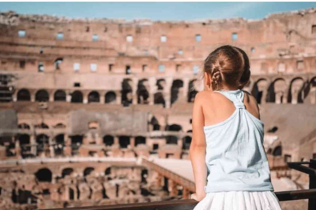 Bambina al Colosseo