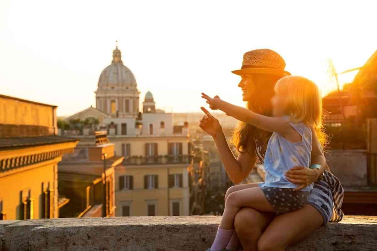Mamma con la figlia piccola a Roma