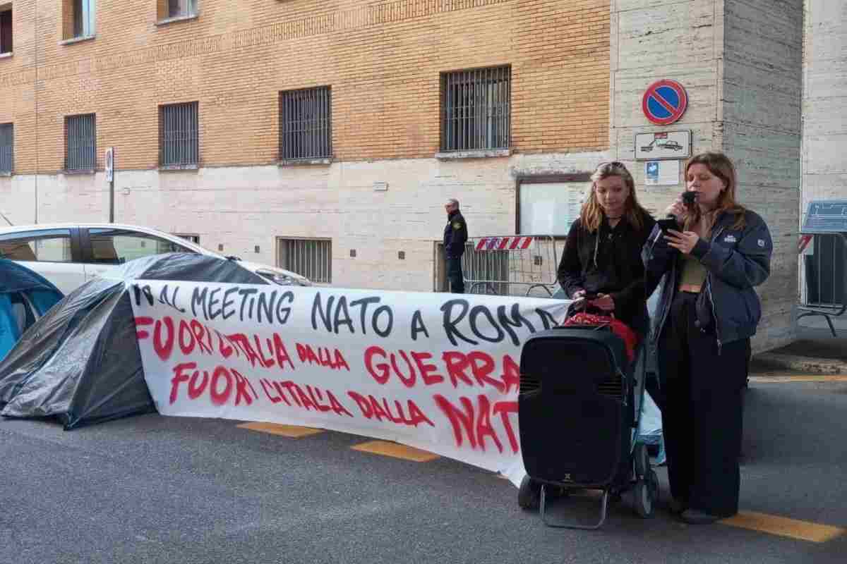 Roma, studentesse incatenate al Rettorato: ‘Stop accordi Unversità – Israele’
