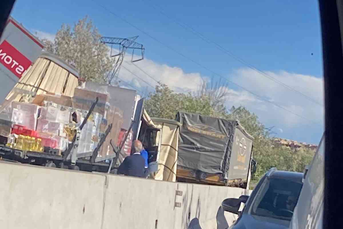 Incidente tra due mezzi pesanti sulla via Pontina