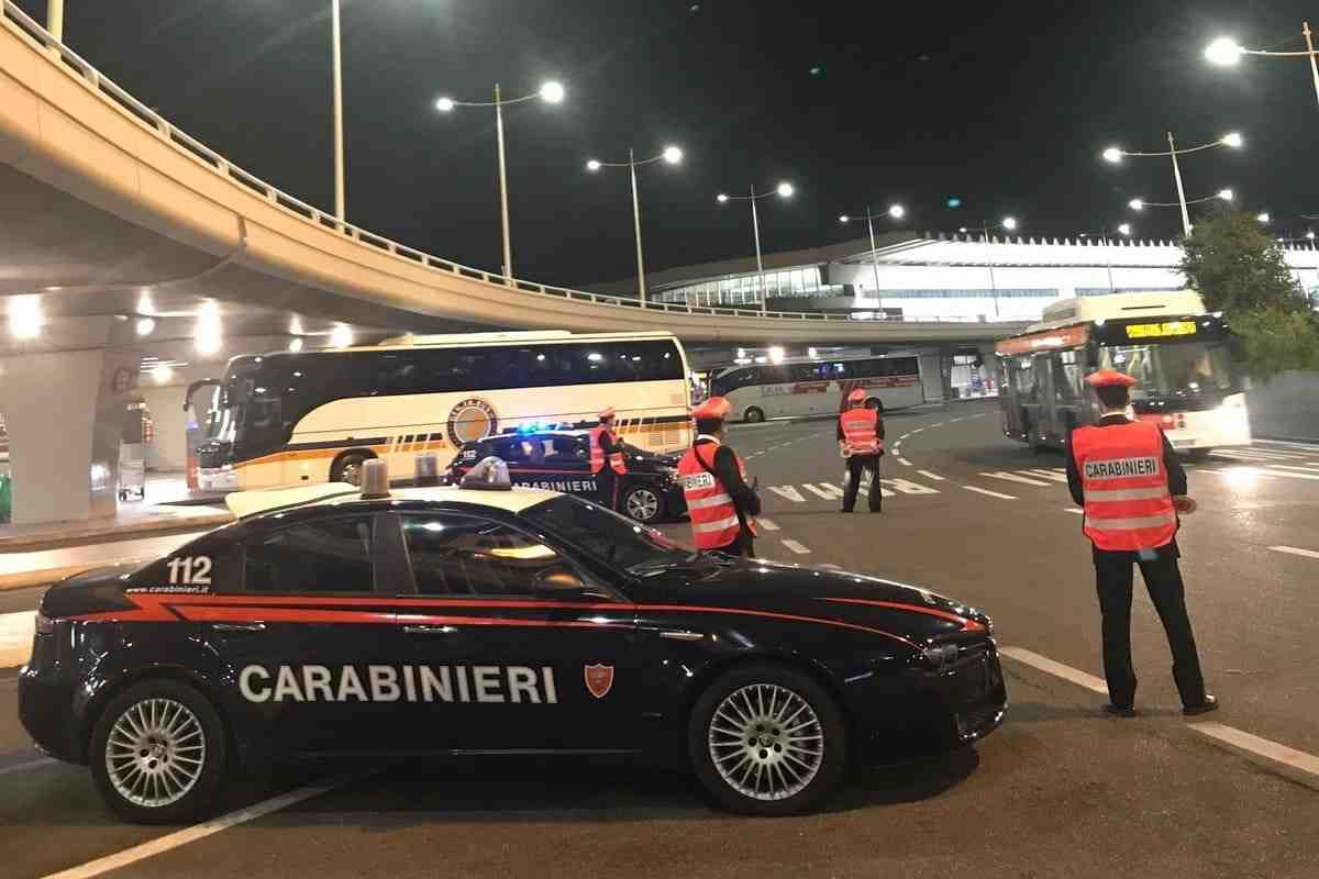 Carabinieri fuori dall'Aeroporto di Fiumicino