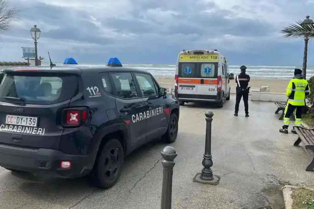 Cadavere di un ragazzo trovato in spiaggia