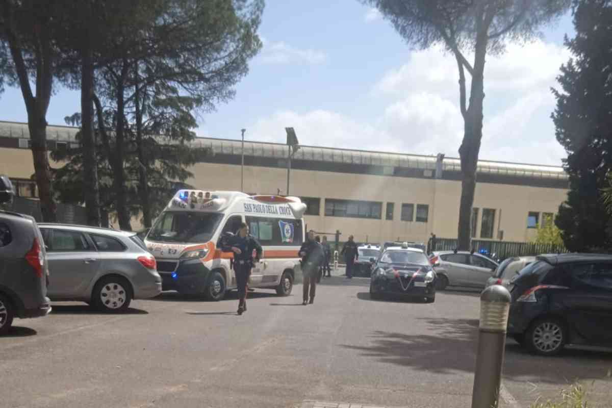 Carabinieri e ambulanza a Roma