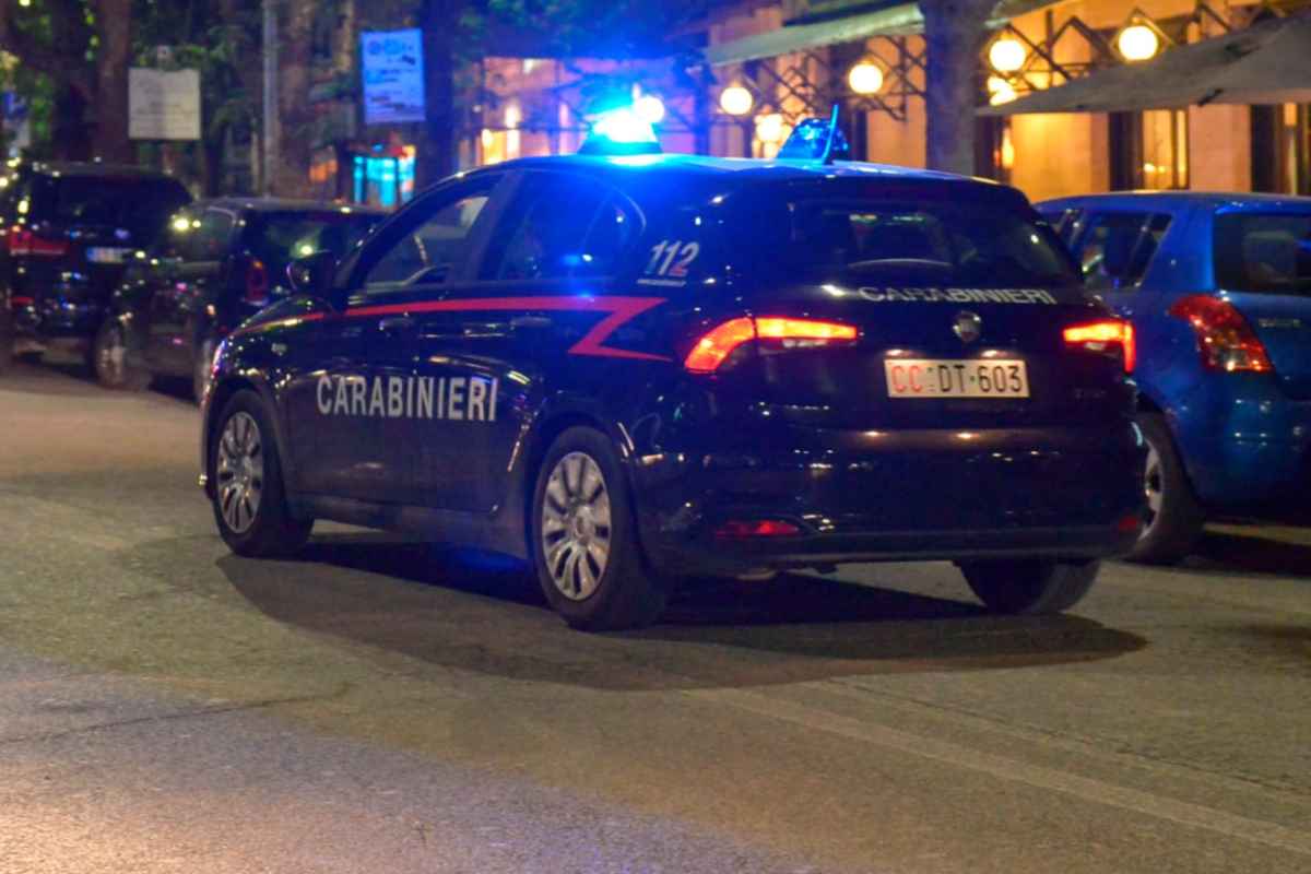 Roma, persona picchiata in strada con una cintura: minacciati e aggrediti i Carabinieri intervenuti