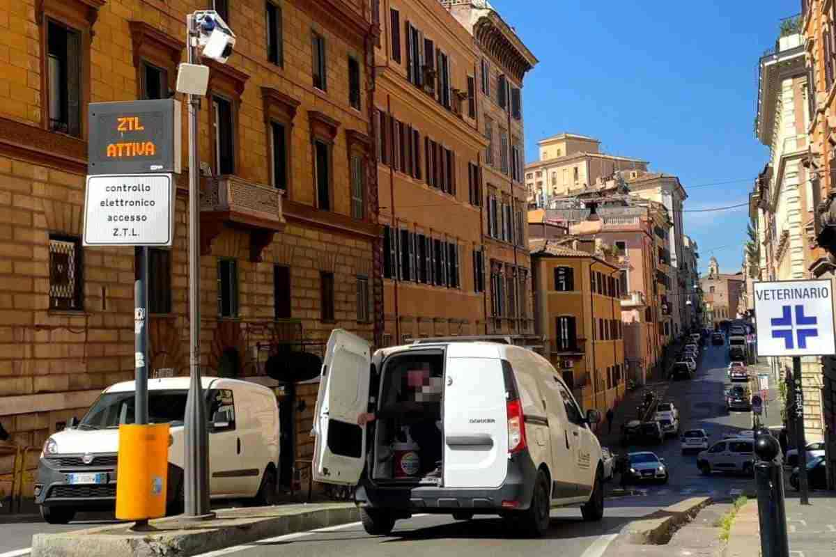 Auto entra irregolarmente nella ZTL di Roma