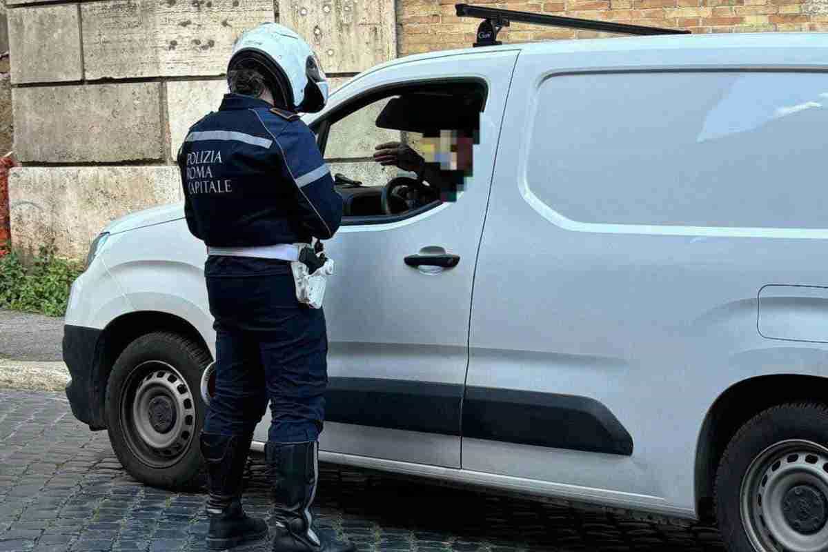 Polizia Locale ferma automobilista che accede irregolarmente nella ZTL di Roma
