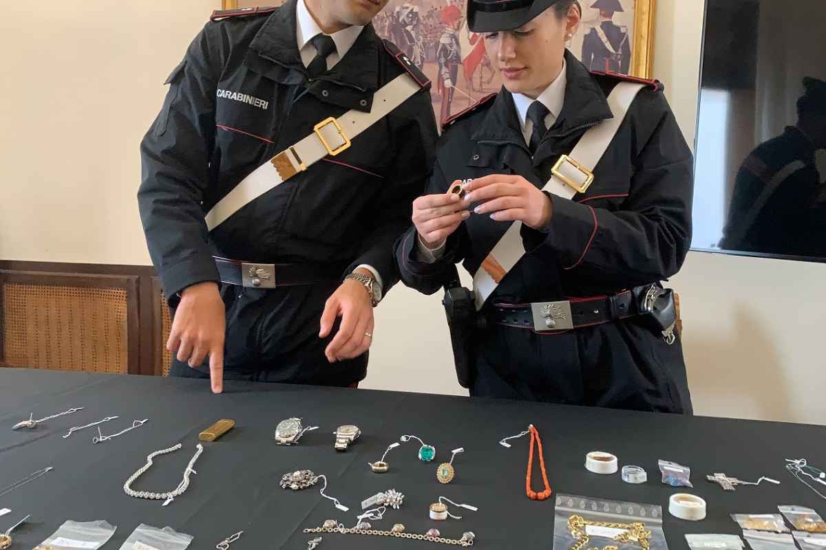 Gioielli sequestrati dai Carabinieri a Roma