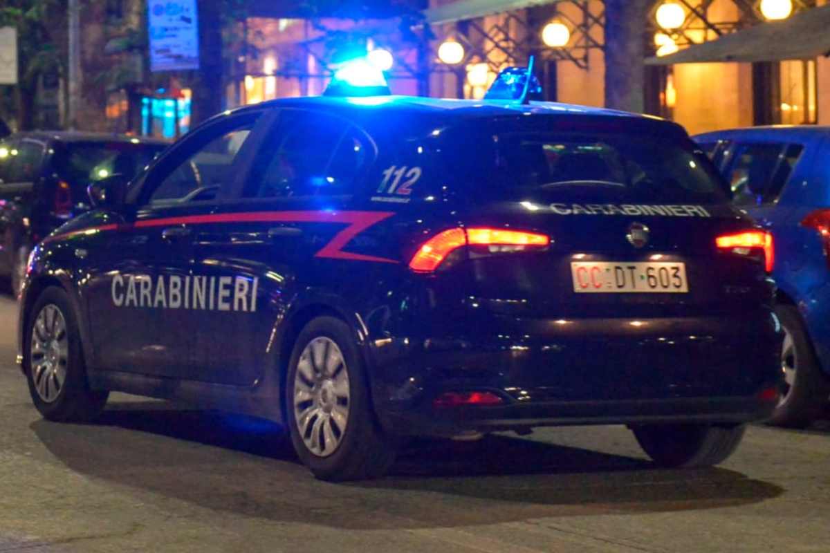 Ubriaco si schianta con l’auto, poi tenta di investire il Carabiniere che voleva aiutarlo: Militare trascinato in strada, scatta l’inseguimento