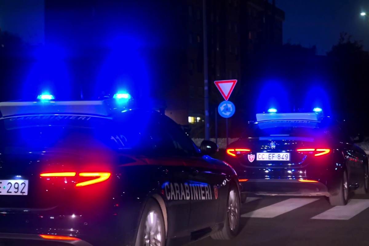 Roma, ladri di auto in fuga si scagliano contro i Carabinieri: avevano coltelli e un jummer