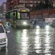 Maltempo a Roma: tram bloccato nell'acqua