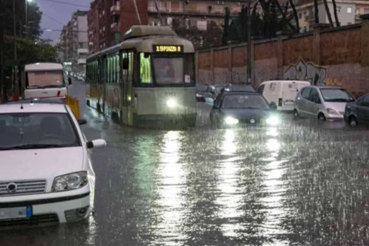 Maltempo a Roma: tram bloccato nell'acqua