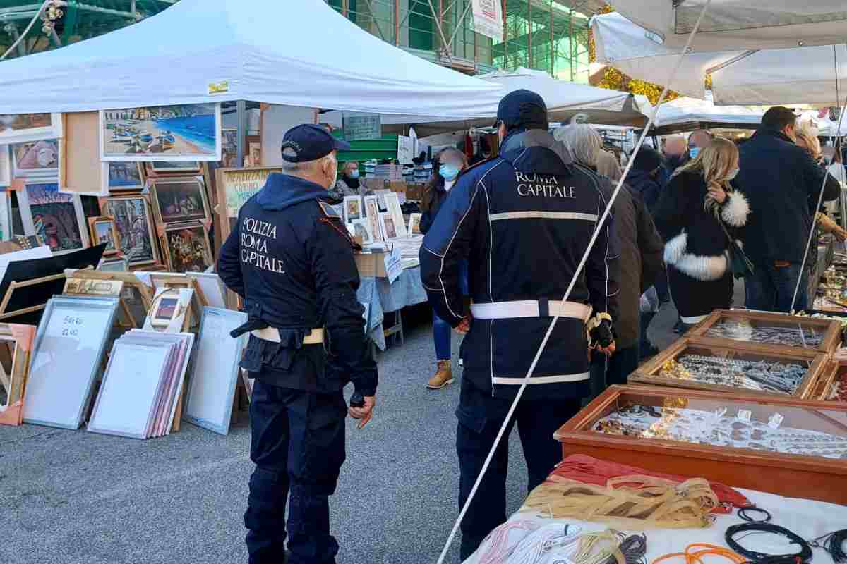 Roma, dramma al mercato di Porta Portese: uomo si accascia e muore