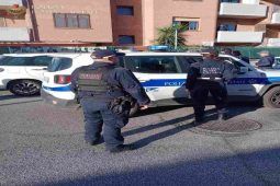 Polizia Locale di Roma sotto gli alloggi ATER di Castelverde
