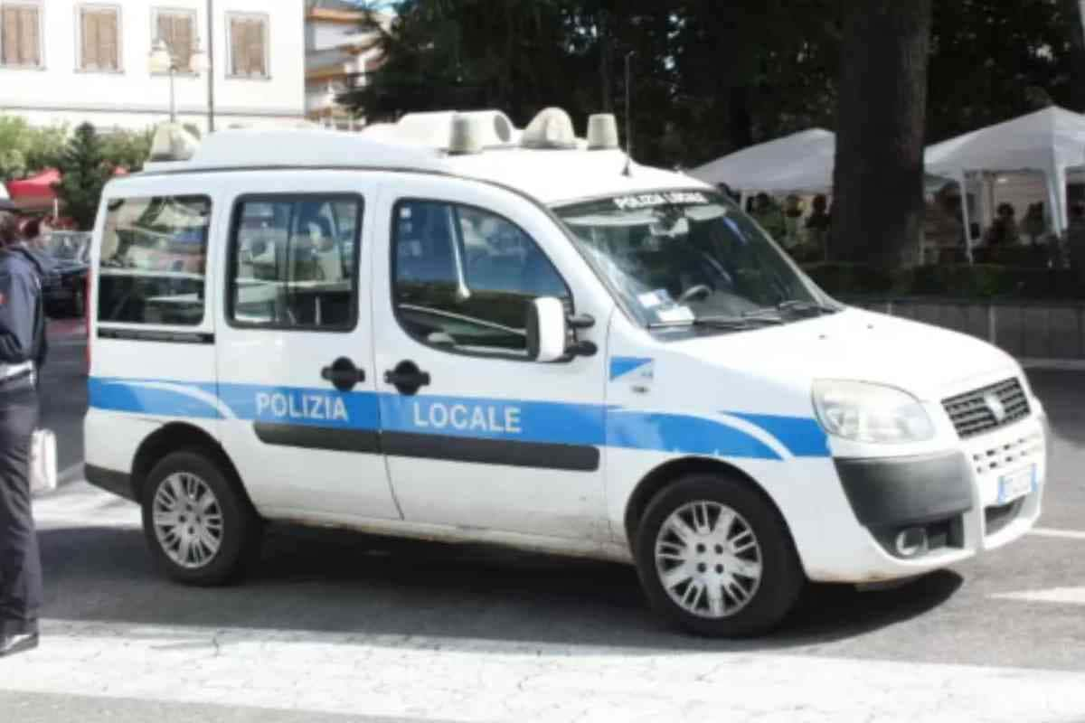 Follia alla fermata del bus, 46enne ubriaco ferisce un vice ispettore della Polizia locale