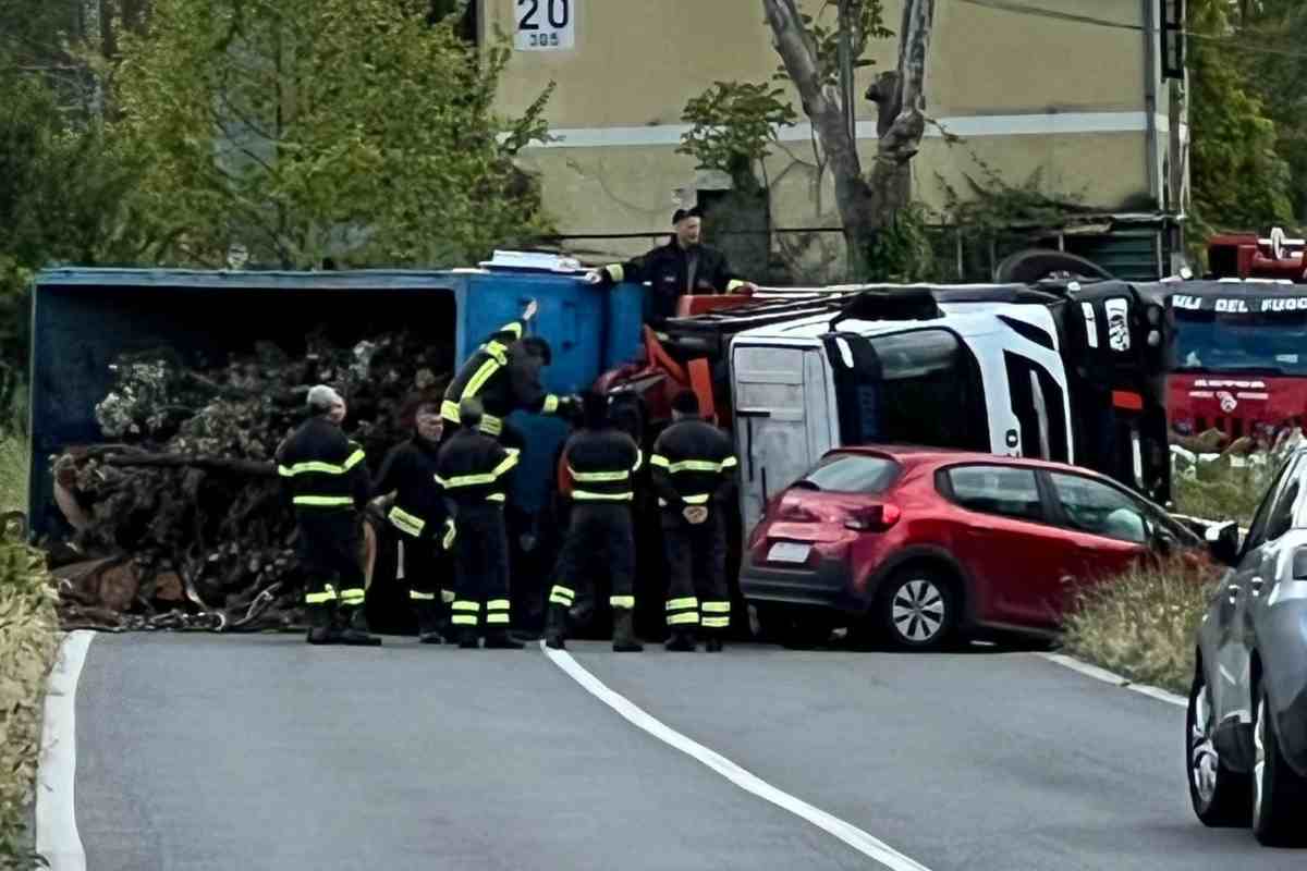 Grave incidente sulla Salaria, strada chiusa: camion finisce ribaltato, traffico in tilt | FOTO