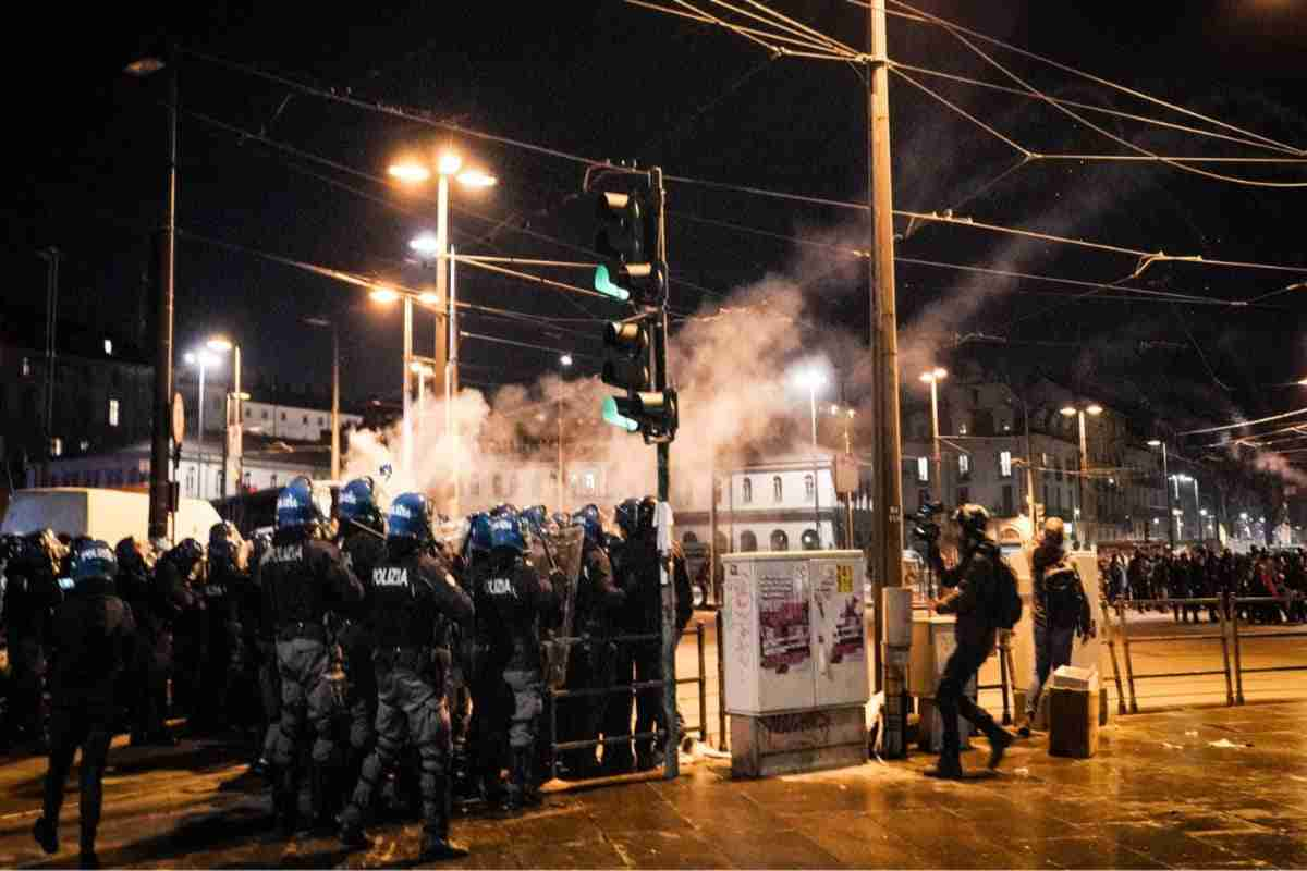 Scontri con gli anarchici a Torino