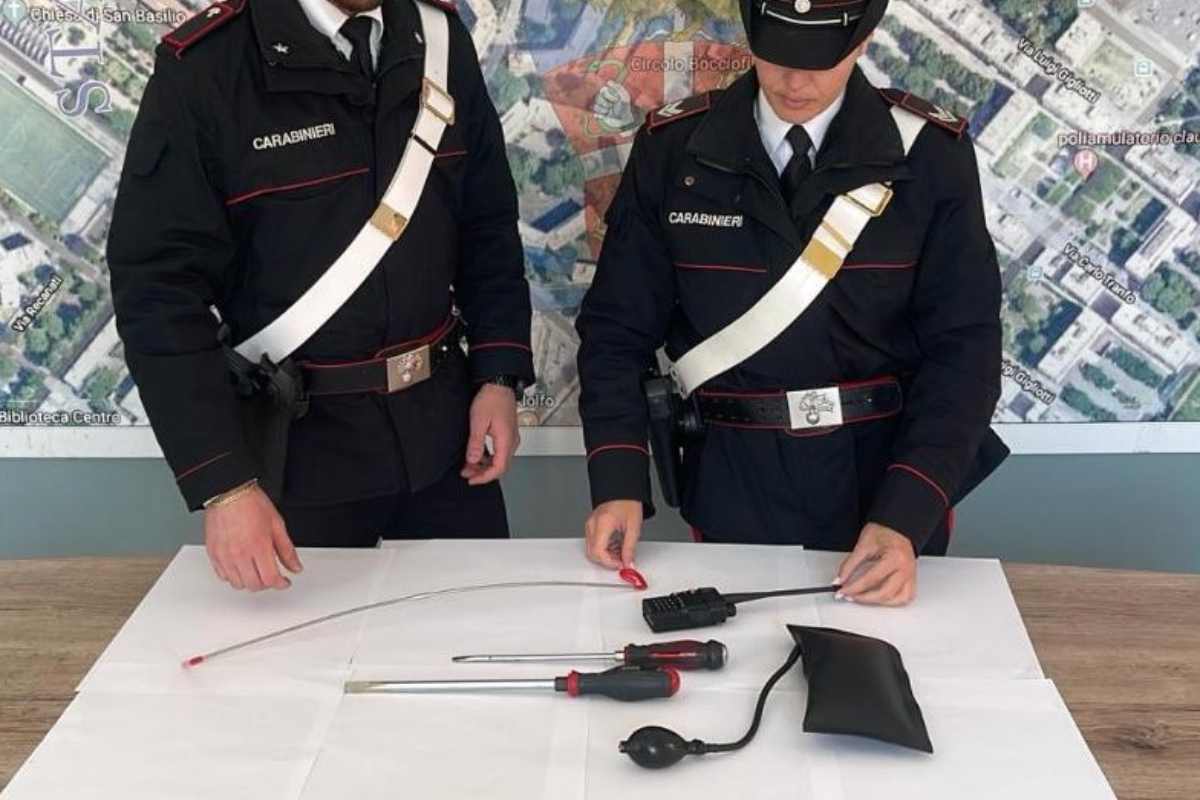 Carabinieri sequestro arnesi scasso auto