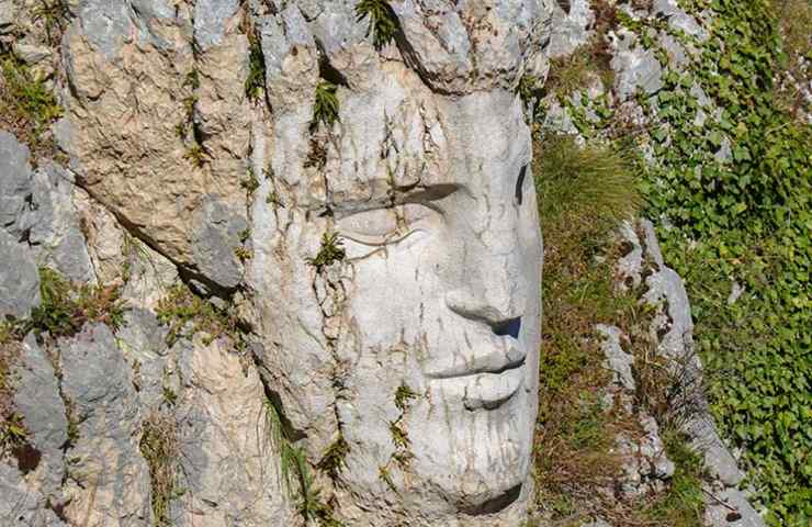 Volto scolpito nella roccia a Cervara di Roma