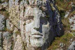 Volto scolpito nella roccia cervara di Roma