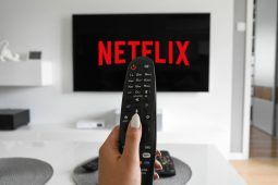 Televisore con scritta Netflix aumenti abbonamento