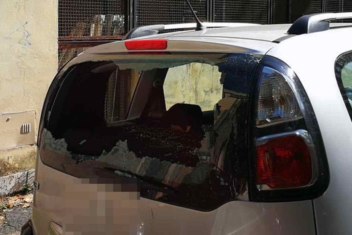 Roma, follia in strada: armato di bastone danneggia le auto in sosta