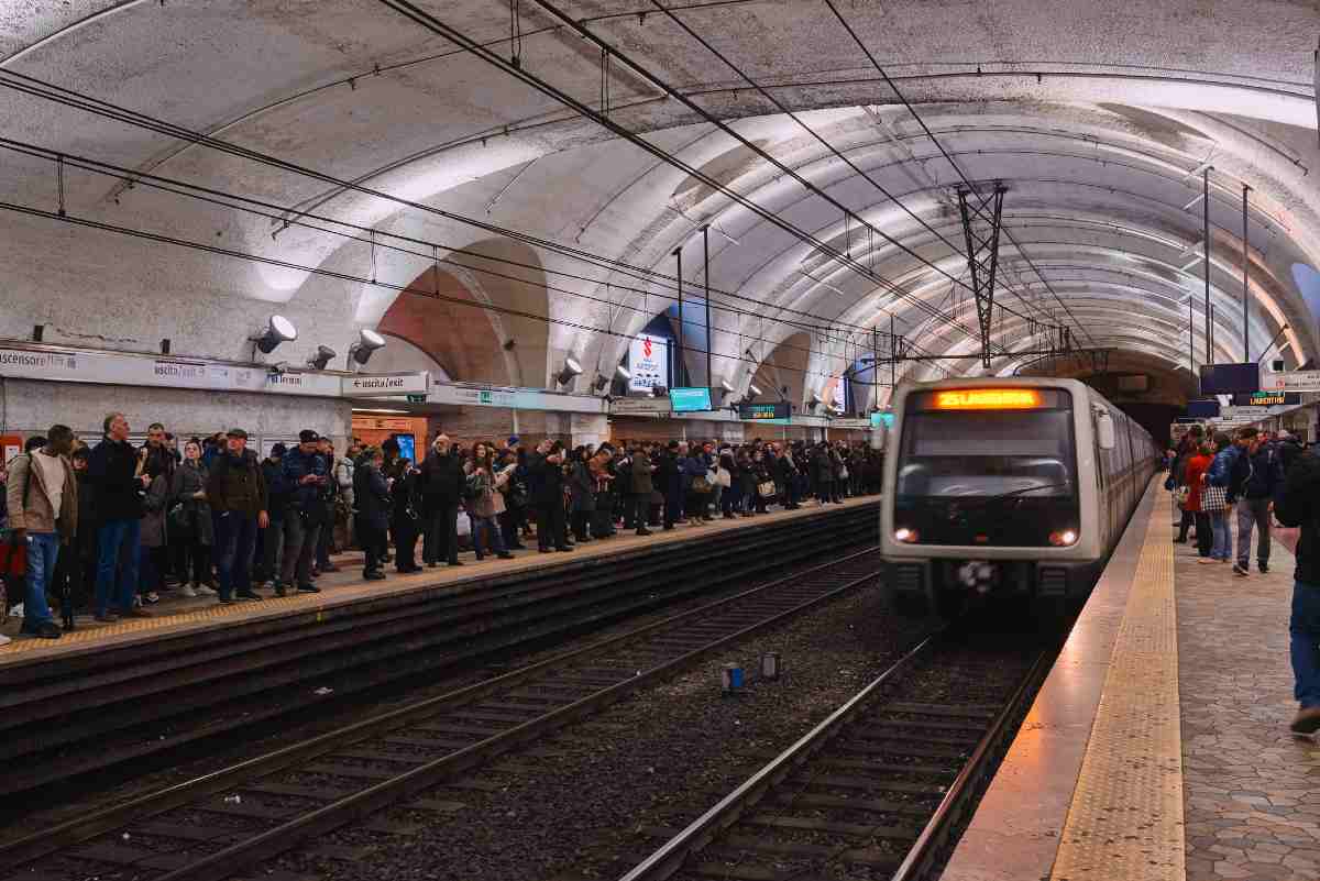 Spinge una ragazza sui binari della metropolitana, 52enne arrestato