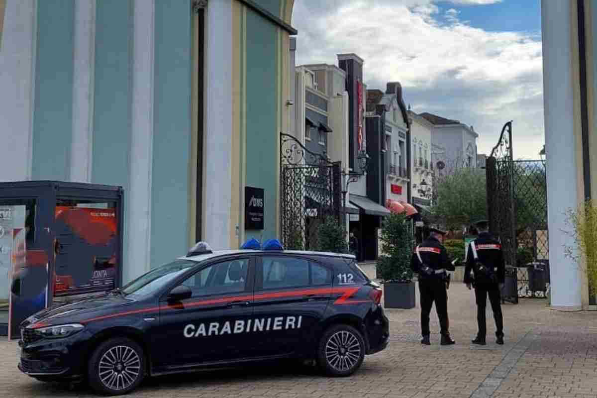 Svaligiano nota griffe all’outlet: terzetto di ladre fermate da un Carabiniere fuori servizio