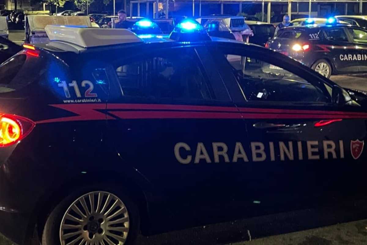 Mamma e figlia si rifugiano dai vicini, il compagno violento scavalca il balcone ma si rompe un piede