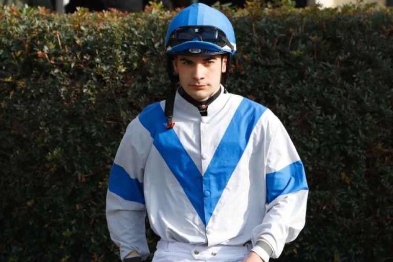 Cade da cavallo durante una gara, morto il fantino Stefano Cherchi ...