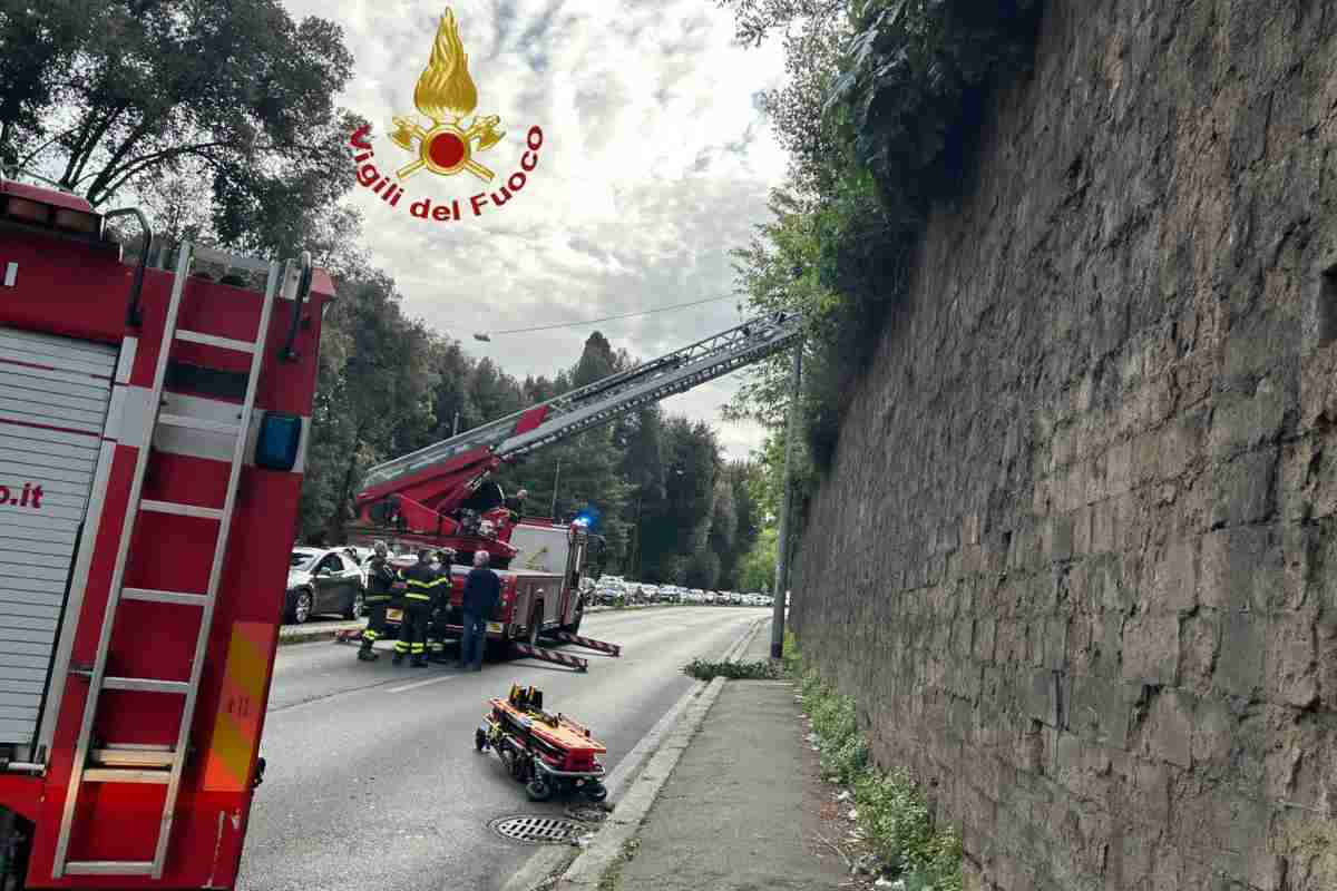 Vigili del fuoco soccorrono donna precipitata dal muro terrazza pincio