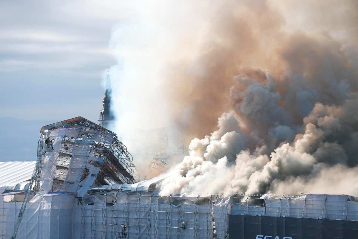 Incendio alla Borsa di Copenaghen, crolla la celebre guglia