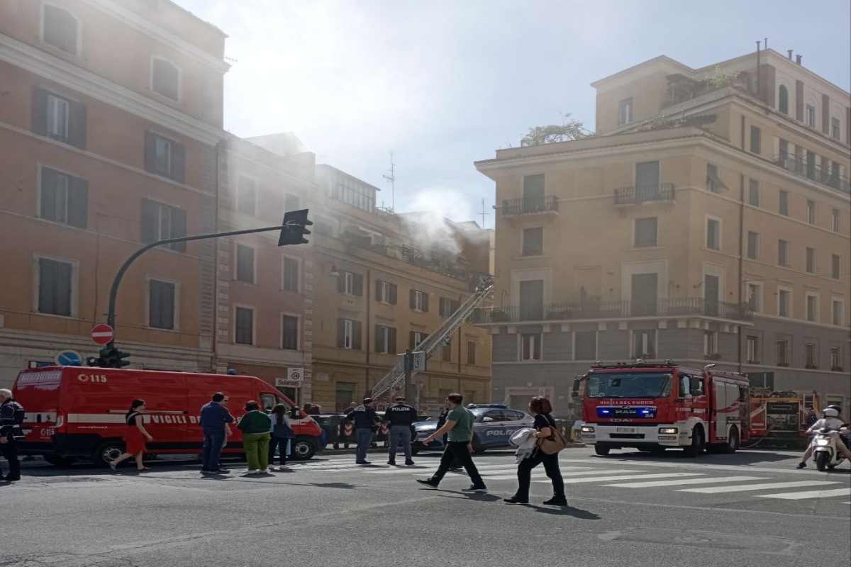 Incendio a Roma, due anziani intrappolati in un appartamento in fiamme