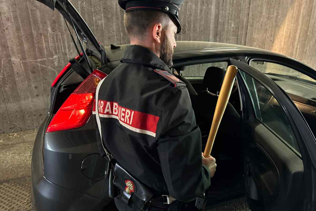 Roma: in giro di notte con la mazza da baseball, denunciato