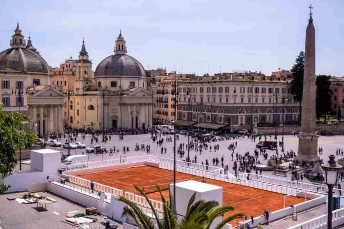 Perché c’è un campo da tennis in Piazza del Popolo a Roma: il motivo