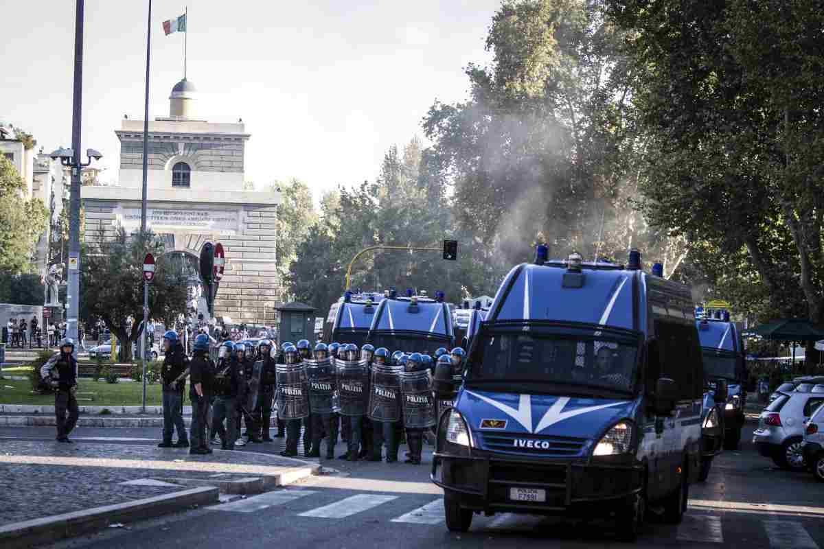 Roma, ferisce un tifoso con un petardo durante il derby: rintracciato ultras laziale