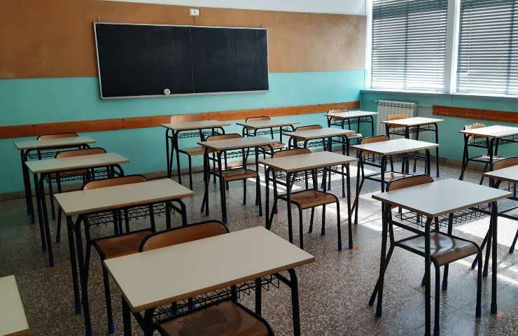 Banchi di scuola arretrati in busta paga per docenti e ATA