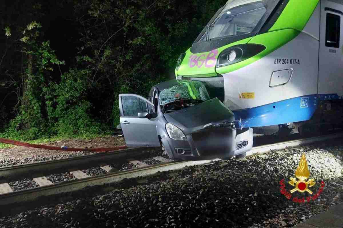 Auto investita da un treno al passaggio a livello, morta una donna