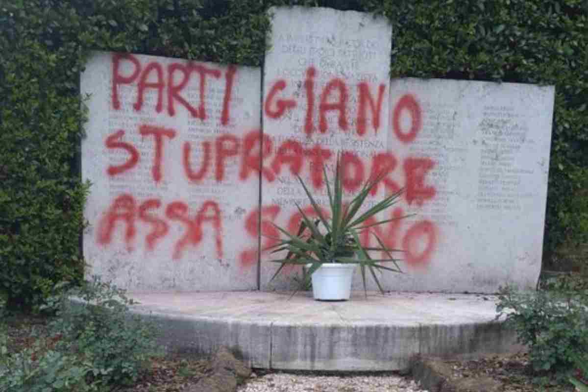 Roma, vandalizzata la lapide di Forte Bravetta: “Lotta antifascista ancora attuale”