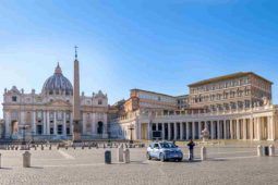 super ricercato americano in giro per piazza San Pietro