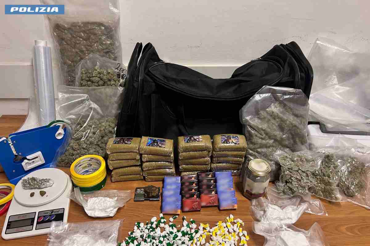 Roma, spaccio di famiglia: mamma e figlio beccati con oltre 4kg di droga | FOTO