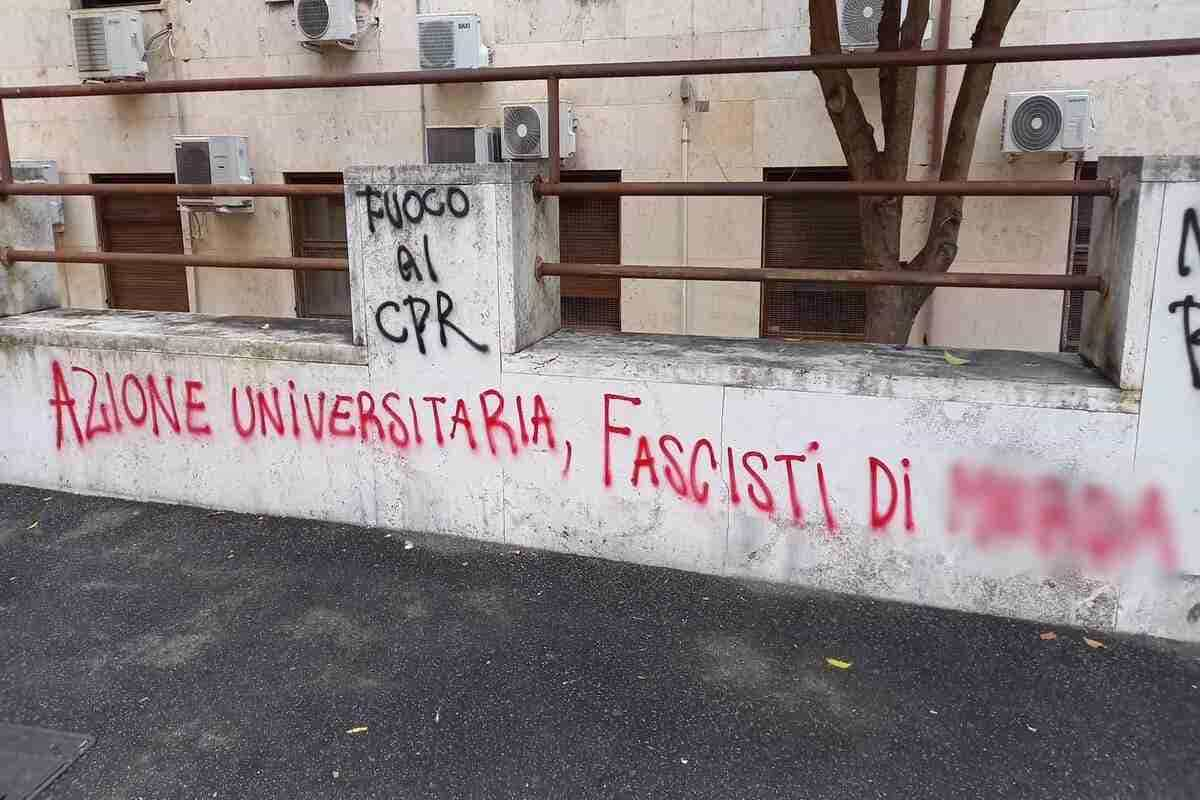 Muri imbrattati alla Sapienza