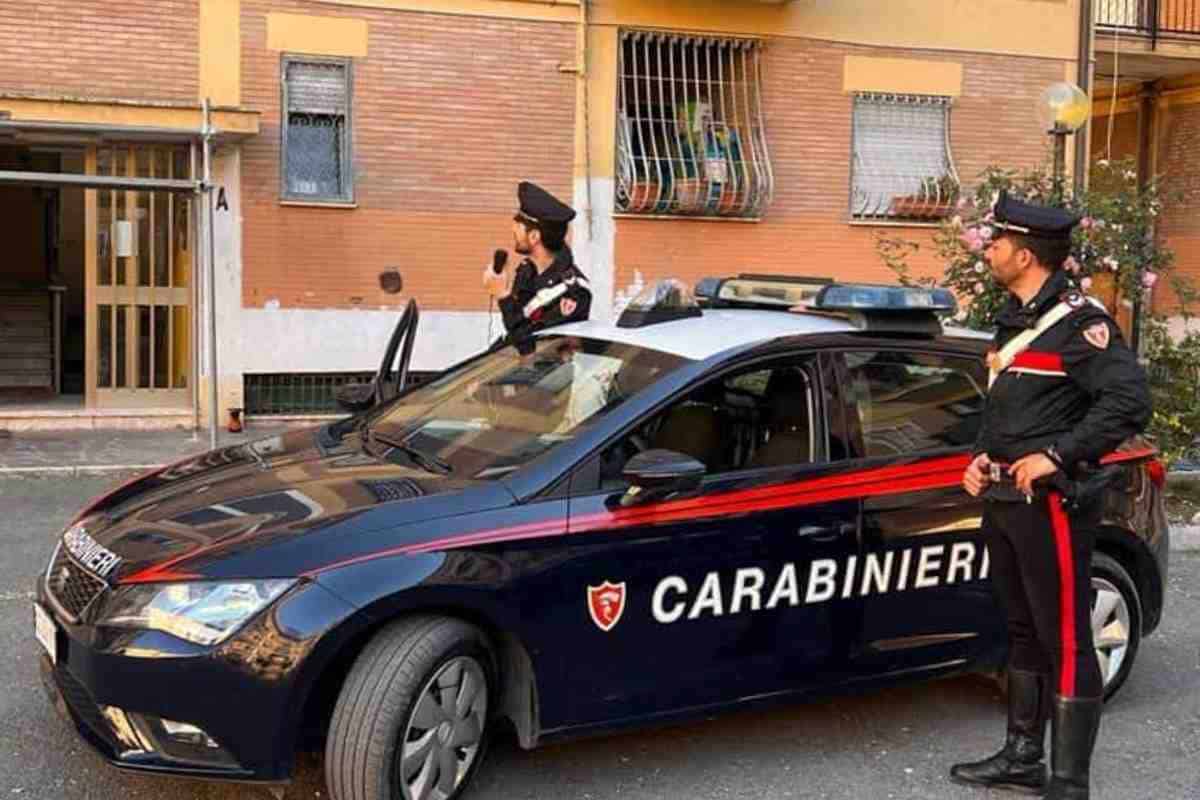 Ostia, non si fermano all’alt e parte l’inseguimento con i Carabinieri: colpite le auto in sosta