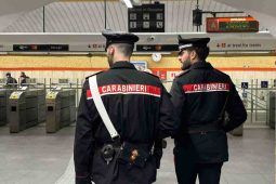 Carabinieri sulla Metro A