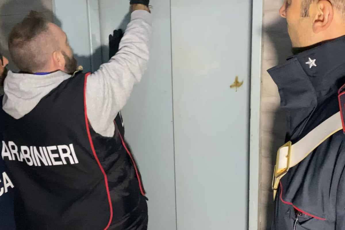 Roma. L’ascensore è rotto: Carabinieri portano donna con disabilità in braccio fino al 6° piano