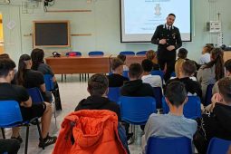 Carabinieri incontrano studenti Ardea
