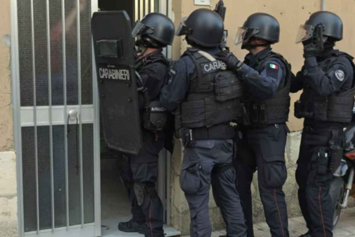 Carabinieri irrompono nella casa
